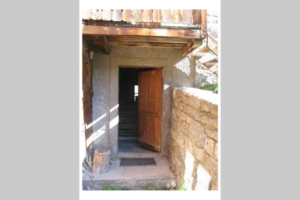 Gasenried Alpia 26 - Zwei Zimmerwohnung In Traditionellem Walliser Haus מראה חיצוני תמונה